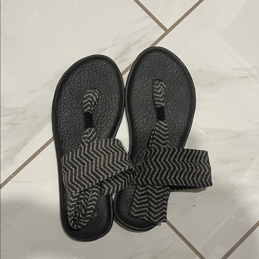 Sanuk Black and White Zigzag Sandals
